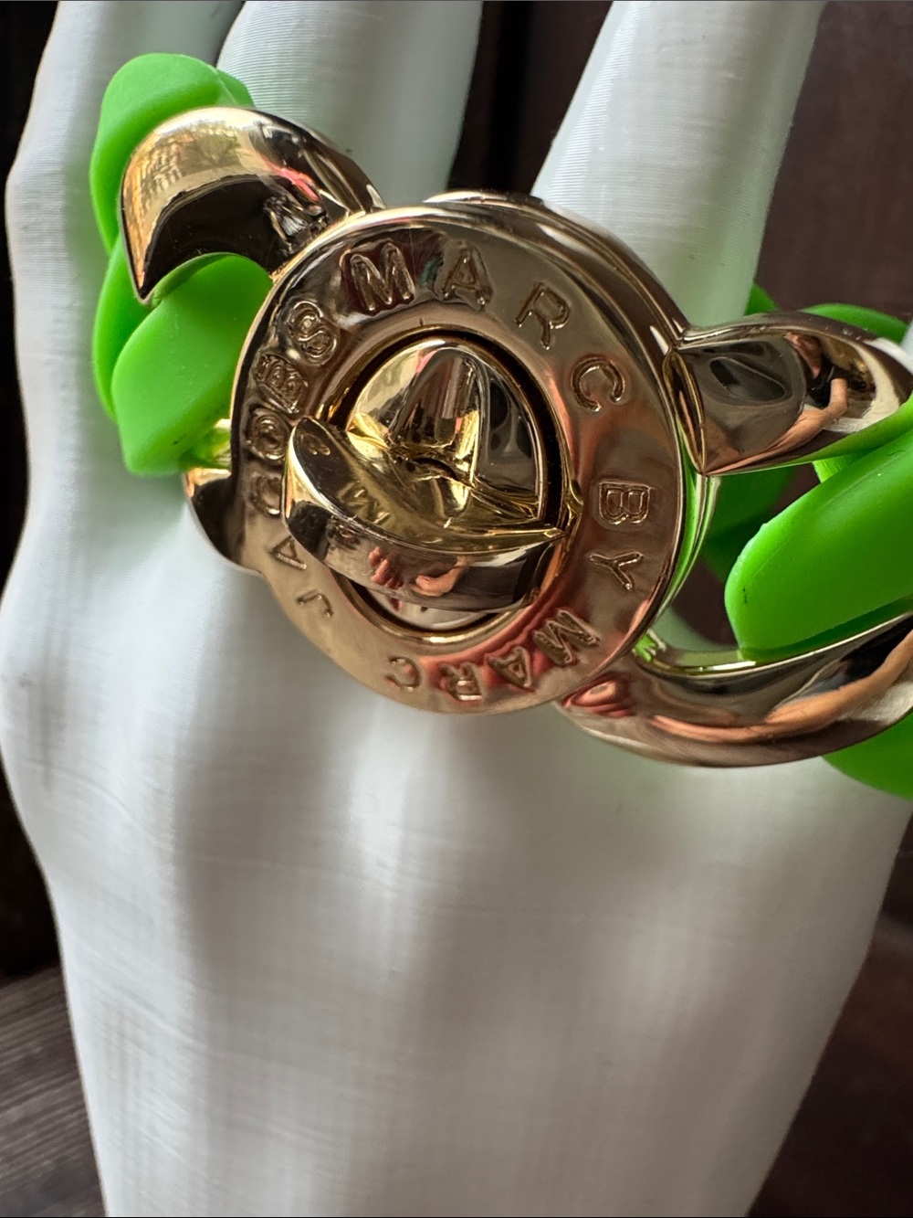 Marc Jacobs Bright Green Chain-Link Bracelet with Gold-Tone Turn Lock - Picture 3 of 4